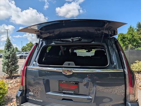 Used 2020 Cadillac Escalade Platinum AWD/4WD image 25