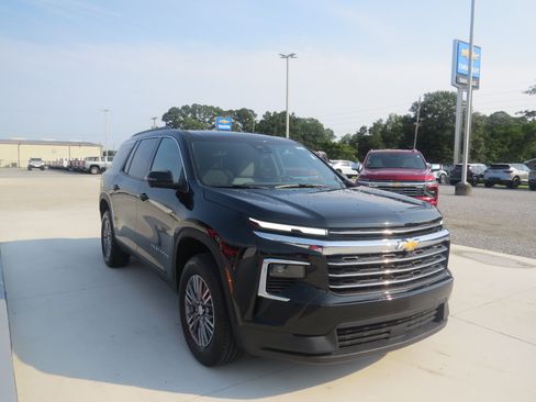 Used 2026 Chevrolet Traverse LT w/ Driver Confidence Package FWD image 4