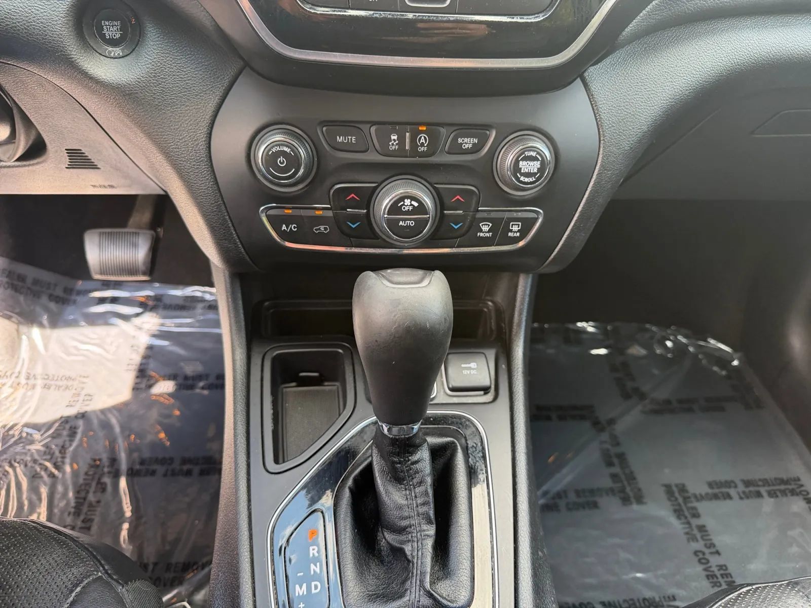 Used 2019 Jeep Cherokee Limited FWD image 12