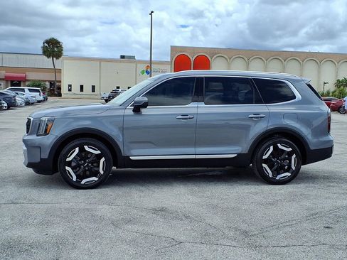 Used 2024 Kia Telluride EX w/ EX Captain's Chair Package image 4
