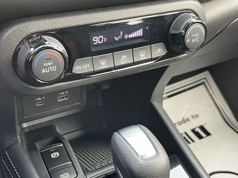 Used 2024 Nissan Kicks SR image 24