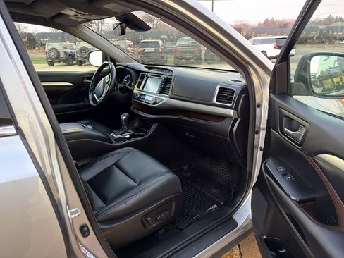 Used 2017 Toyota Highlander XLE image 17