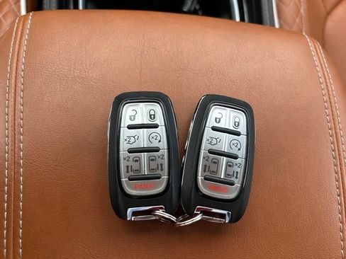 Used 2024 Chrysler Pacifica Pinnacle FWD image 22