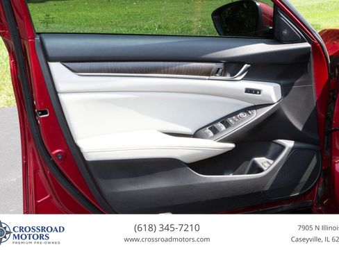 Used 2018 Honda Accord Touring image 18