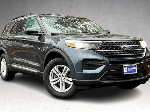 Used 2023 Ford Explorer XLT image 3