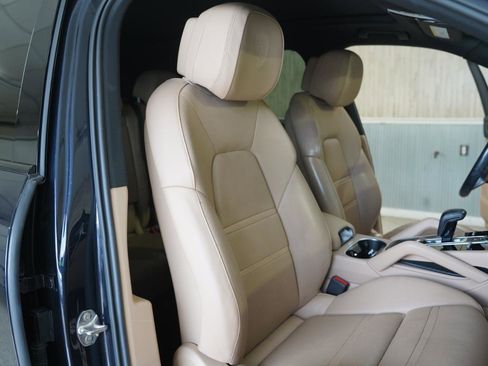 Used 2020 Porsche Cayenne image 31