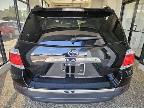 Used 2013 Toyota Highlander Plus FWD image 3