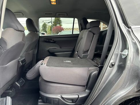 Used 2021 Toyota Highlander LE AWD/4WD image 17