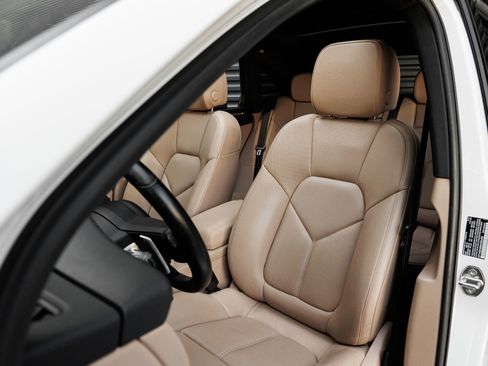 Certified 2021 Porsche Macan S AWD/4WD image 5