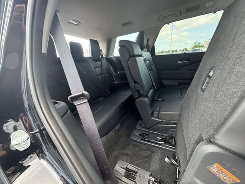 Used 2025 Nissan Pathfinder SL FWD image 15