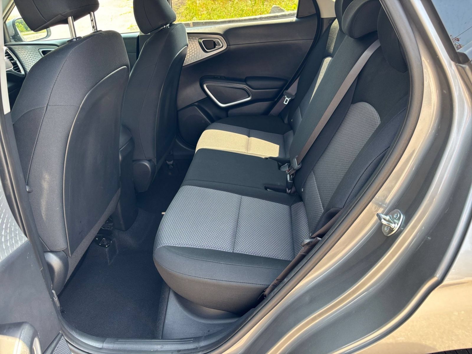 Used 2025 Kia Soul LX w/ LX Technology Package FWD image 21