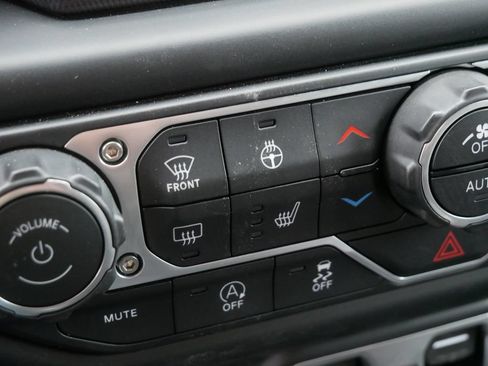 Used 2020 Jeep Wrangler Unlimited Sahara w/ Uconnect 4C Nav & Sound Group AWD/4WD image 28