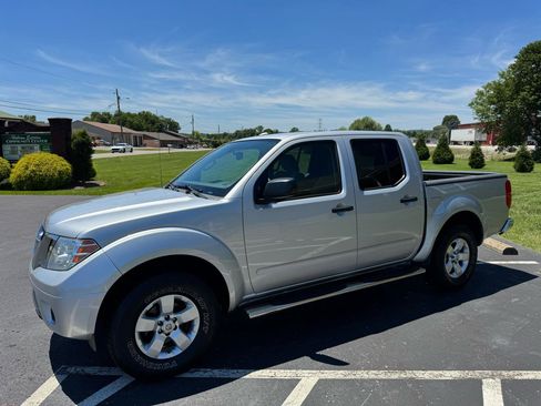 Used 2013 Nissan Frontier SV AWD/4WD image 3