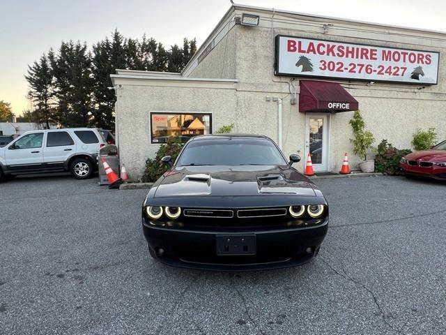 Used 2019 Dodge Challenger SXT w/ Driver Convenience Group RWD image 2