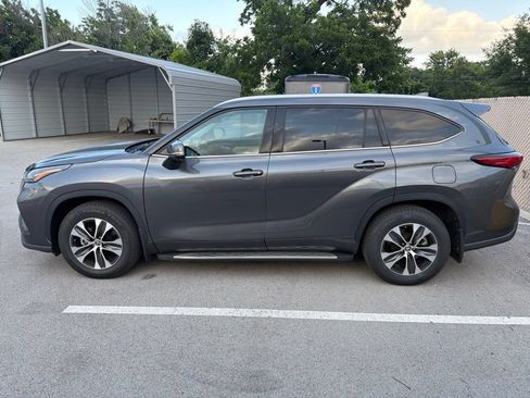 Used 2022 Toyota Highlander XLE AWD/4WD image 8