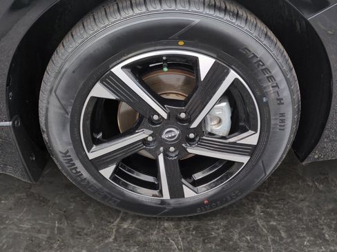 Used 2025 Nissan Sentra SV FWD image 9