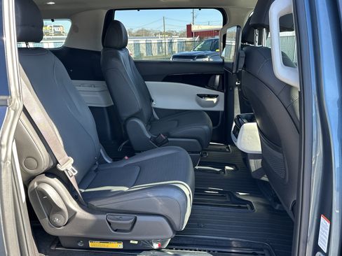 Used 2023 Kia Carnival SX Prestige image 13