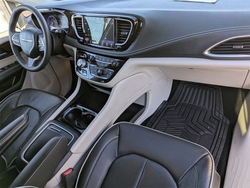 Used 2022 Chrysler Pacifica Limited image 23