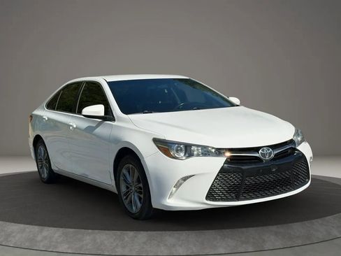 Used 2017 Toyota Camry SE FWD image 3
