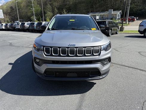 Used 2022 Jeep Compass Latitude image 2