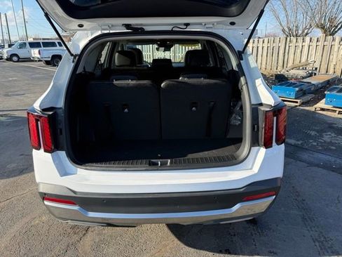 Used 2025 Kia Sorento S image 18