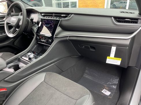 New 2025 Jeep Grand Cherokee L Altitude image 40