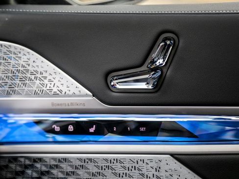 Used 2025 BMW 760i xDrive w/ Executive Package image 18