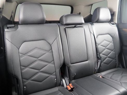 Used 2025 Volkswagen Atlas SE w/ Panoramic Sunroof Package FWD image 16
