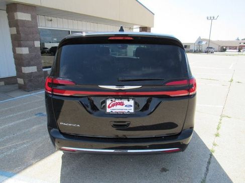 Used 2025 Chrysler Pacifica Select FWD image 6