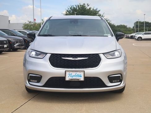Used 2024 Chrysler Pacifica Touring-L FWD image 2
