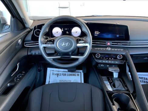 Used 2025 Hyundai Elantra SEL image 6