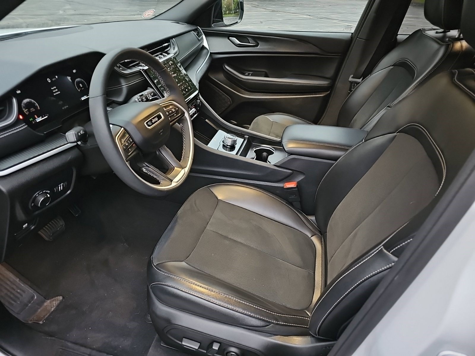 Used 2025 Jeep Grand Cherokee Altitude AWD/4WD image 16