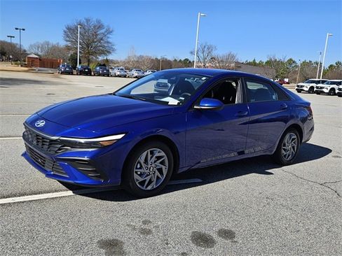 Used 2024 Hyundai Elantra SEL image 3