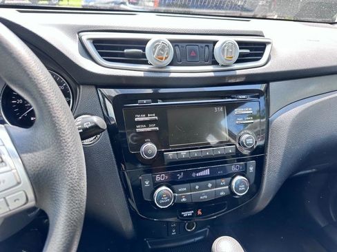 Used 2015 Nissan Rogue SV image 18