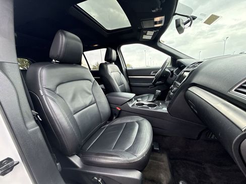Used 2018 Ford Explorer XLT w/ Equipment Group 202A AWD/4WD image 27