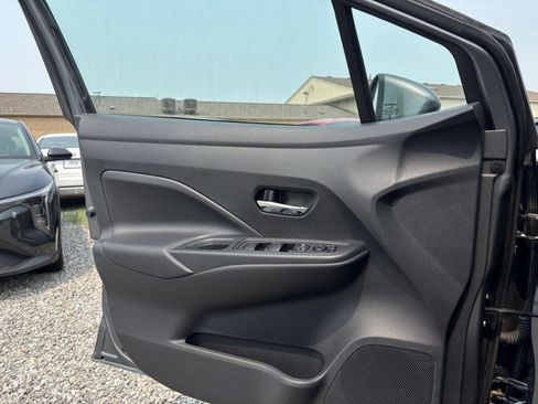 Used 2025 Nissan Versa SV FWD image 15