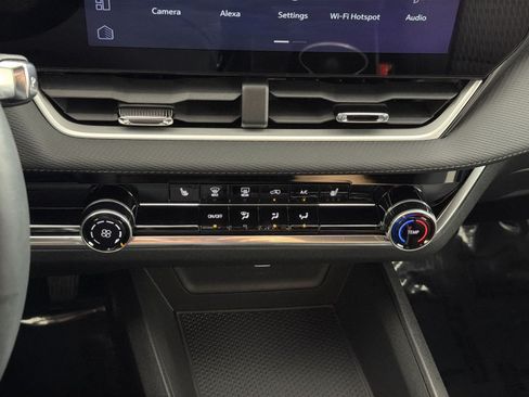Used 2025 Chevrolet Equinox LT FWD image 21