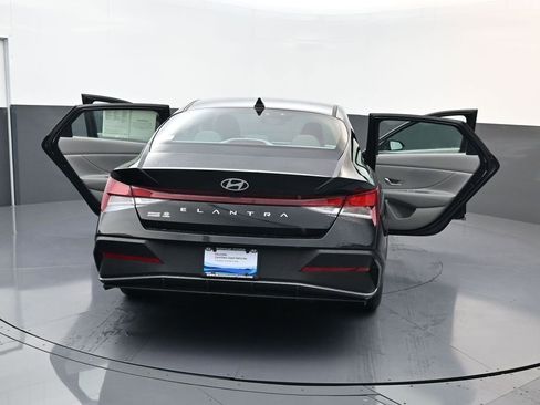 Used 2026 Hyundai Elantra SE FWD image 28