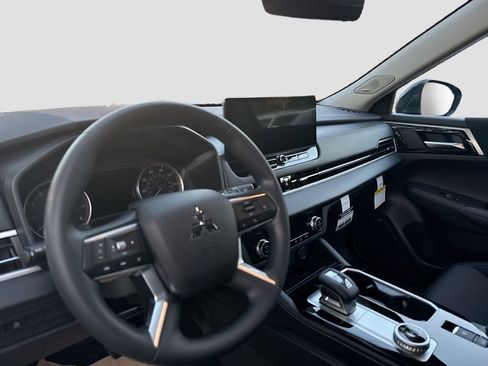 New 2026 Mitsubishi Outlander ES image 9