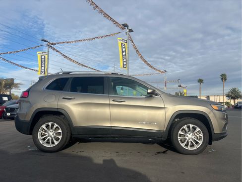 Used 2019 Jeep Cherokee Latitude w/ Cold Weather Group image 4