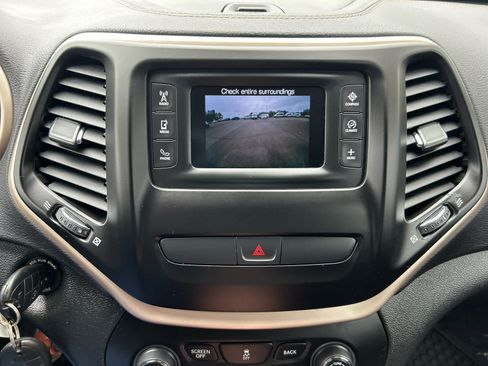 Used 2017 Jeep Cherokee Latitude w/ Cold Weather Group FWD image 17