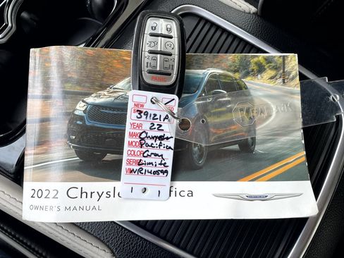 Used 2022 Chrysler Pacifica Limited FWD image 22
