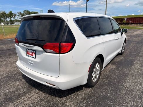 Used 2022 Chrysler Voyager LX FWD image 6