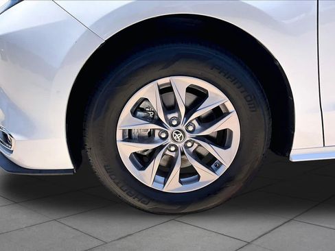 Used 2024 Toyota Sienna XLE FWD image 11