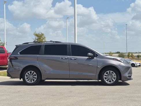 Used 2024 Toyota Sienna XLE FWD image 4