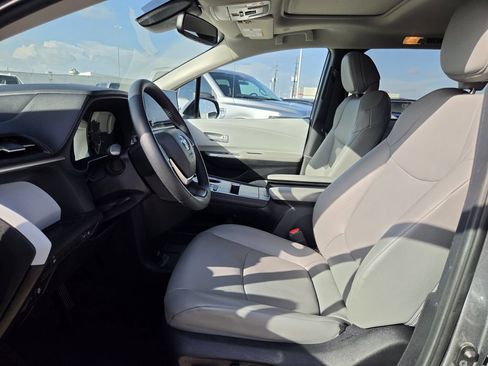 Used 2026 Toyota Sienna XLE FWD image 27