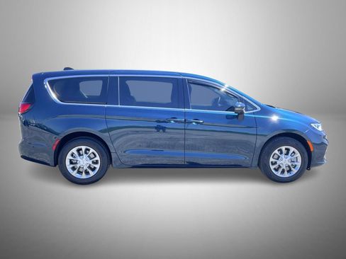 Used 2023 Chrysler Pacifica Touring-L AWD/4WD image 4