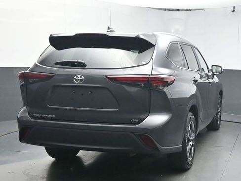 Used 2024 Toyota Highlander XLE FWD image 7