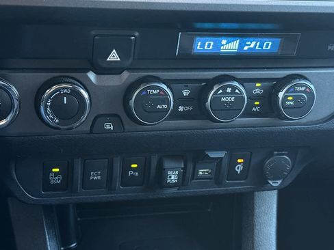 Used 2021 Toyota Tacoma TRD Off-Road w/ Technology Package AWD/4WD image 21