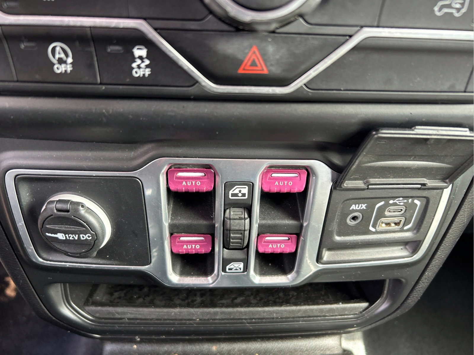 Used 2018 Jeep Wrangler Unlimited Sahara AWD/4WD image 31